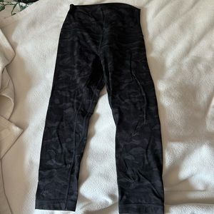 GREAT QUALITY BLACK CAMO CROPPED LULU LEMON
